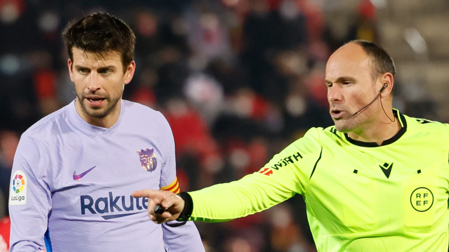 Gerard Piqué, con Mateu Lahoz Gerard Piqué, con Mateu Lahoz