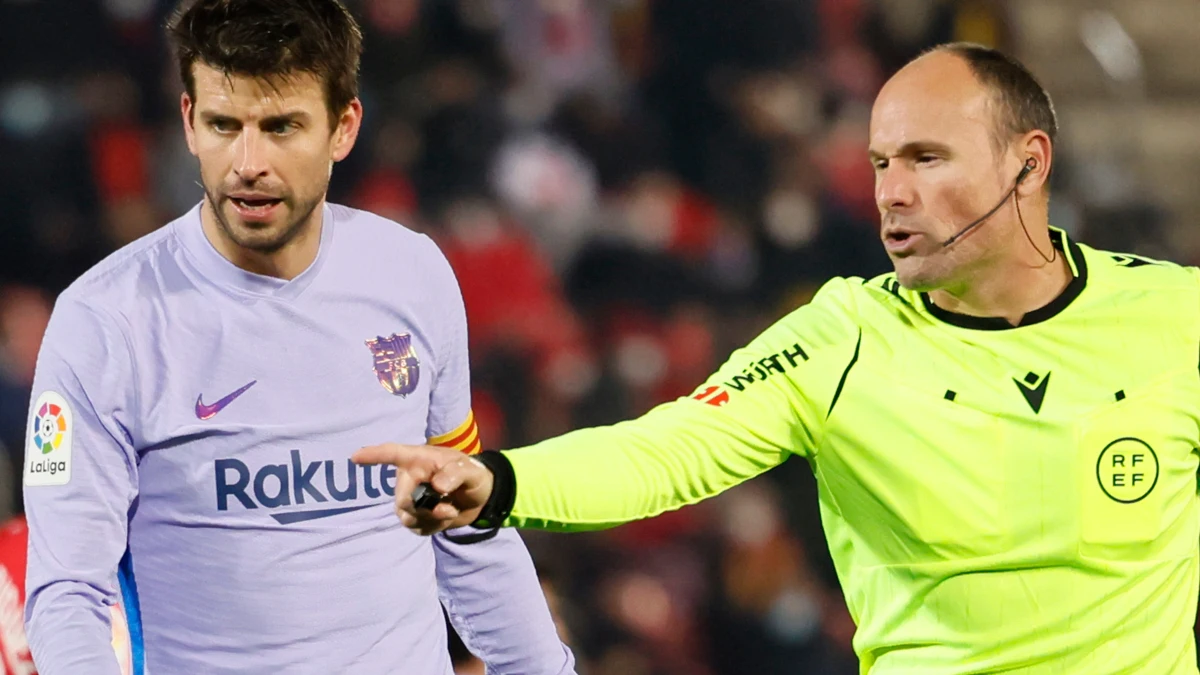 Gerard Piqué, con Mateu Lahoz