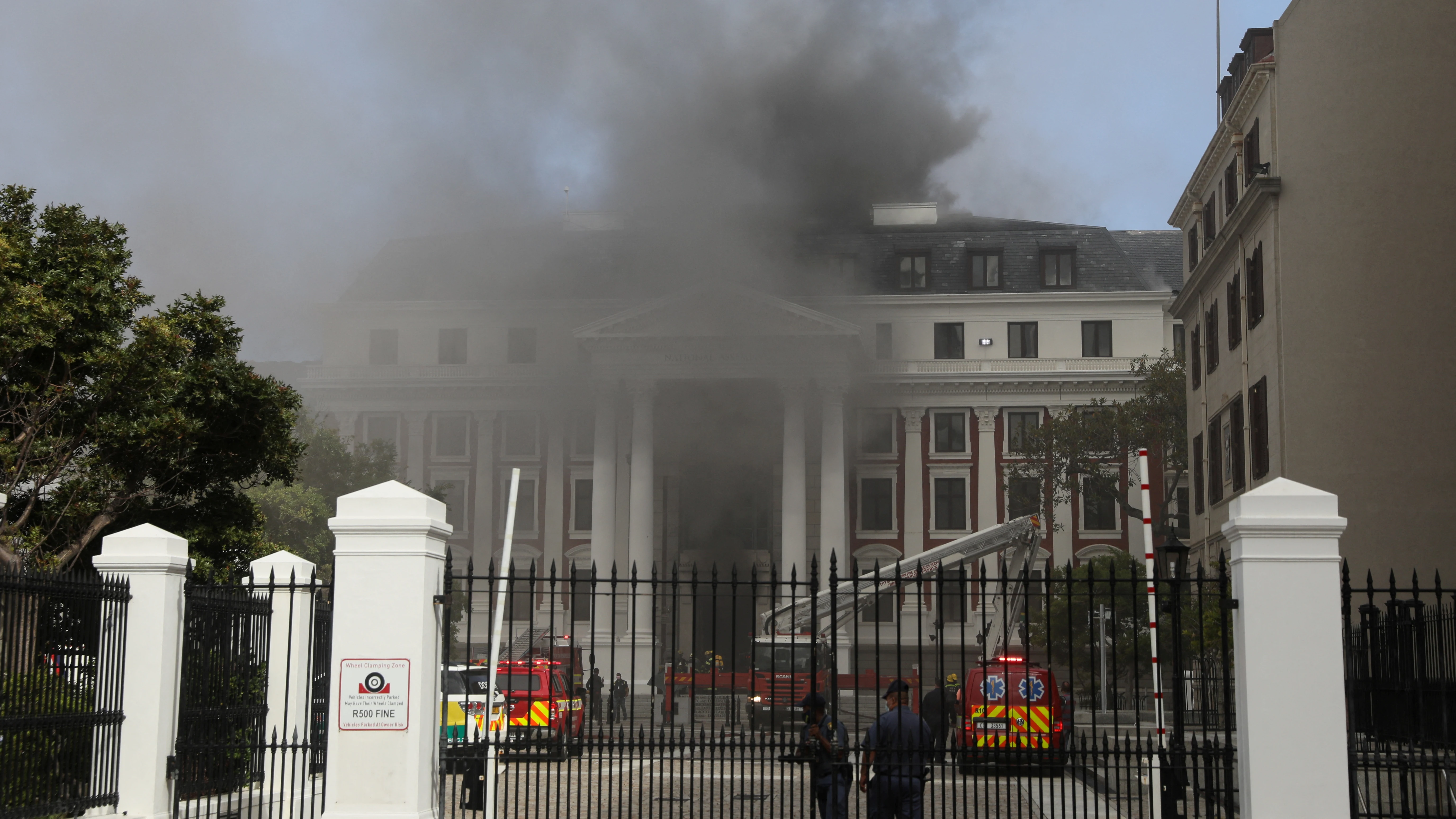 El Parlamento de Ciudad del Cabo (Sudáfrica), en llamas