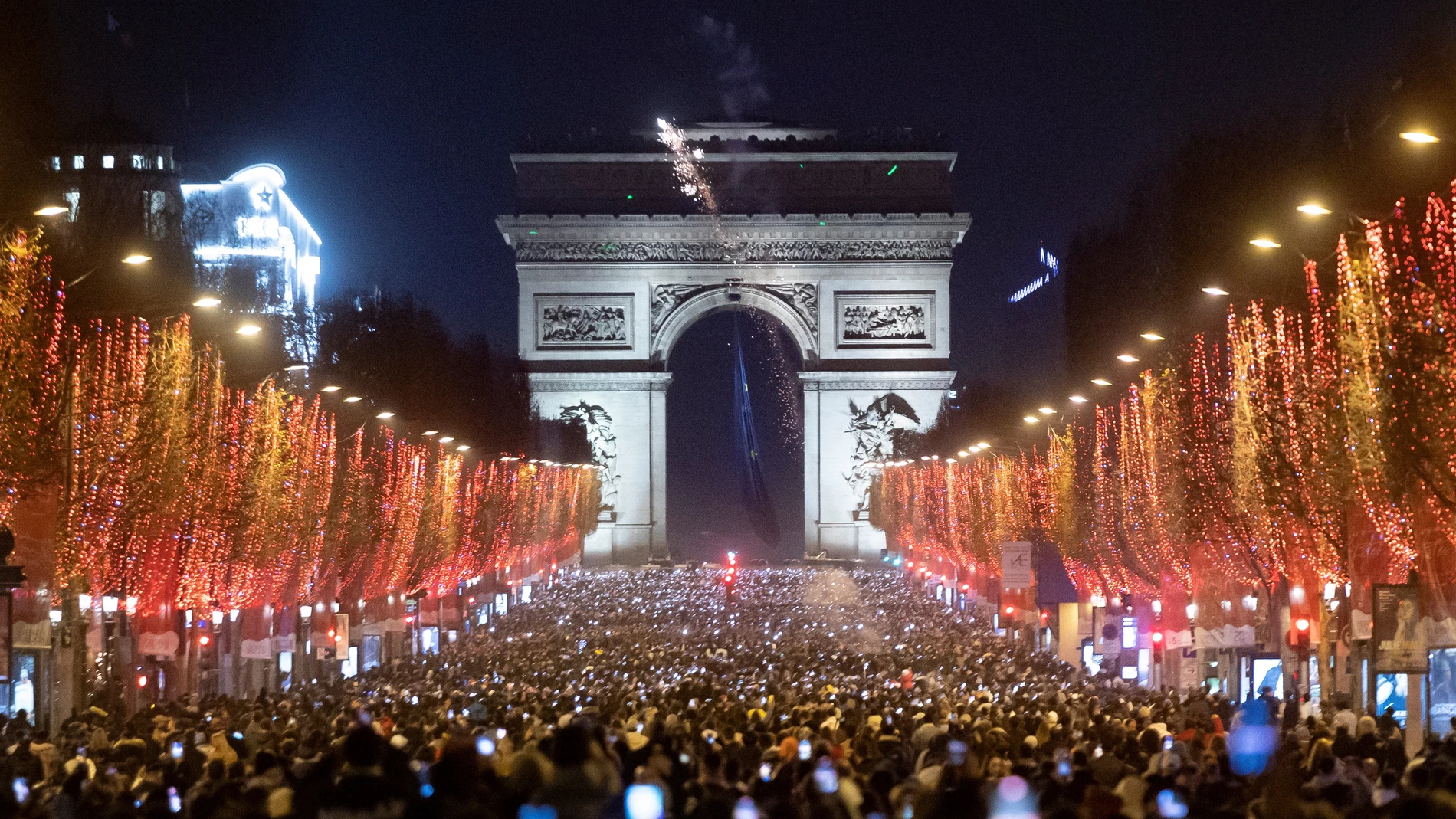 Francia quita la bandera de la Unión Europea del Arco del Triunfo en plena  polémica con Marine Le Pen