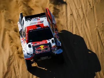 Nasser Al-Attiyah se destaca desde el primer día Nasser Al-Attiyah se destaca desde el primer día