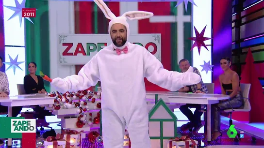 Ni Agente 0,07, ni Bugs Dani, el traje que los espectadores de Zapeando han decidido que Dani Mateo lleve en las Campanadas 2021 es... ¡ElTonton John! Así es su espectacular look, con escotazo incluido. Ni Agente 0,07, ni Bugs Dani, el traje que los espectadores de Zapeando han decidido que Dani Mateo lleve en las Campanadas 2021 es... ¡ElTonton John! Así es su espectacular look, con escotazo incluido.