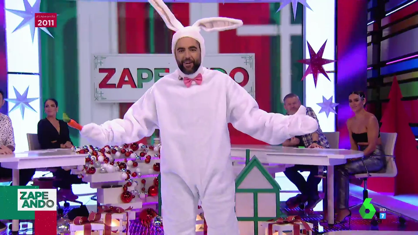 Ni Agente 0,07, ni Bugs Dani, el traje que los espectadores de Zapeando han decidido que Dani Mateo lleve en las Campanadas 2021 es... ¡ElTonton John! Así es su espectacular look, con escotazo incluido. Ni Agente 0,07, ni Bugs Dani, el traje que los espectadores de Zapeando han decidido que Dani Mateo lleve en las Campanadas 2021 es... ¡ElTonton John! Así es su espectacular look, con escotazo incluido.