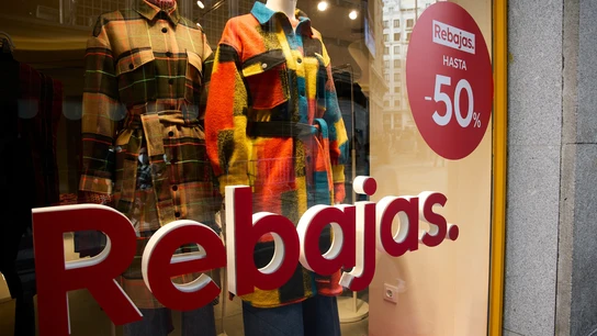 Un cartel de rebajas en un escaparate en una calle comercial del centro de Madrid Un cartel de rebajas en un escaparate en una calle comercial del centro de Madrid