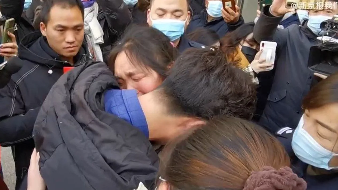 Un hombre logra reunirse con su madre más 30 años después de ser secuestrado gracias a un mapa dibujado de memoria Un hombre logra reunirse con su madre más 30 años después de ser secuestrado gracias a un mapa dibujado de memoria