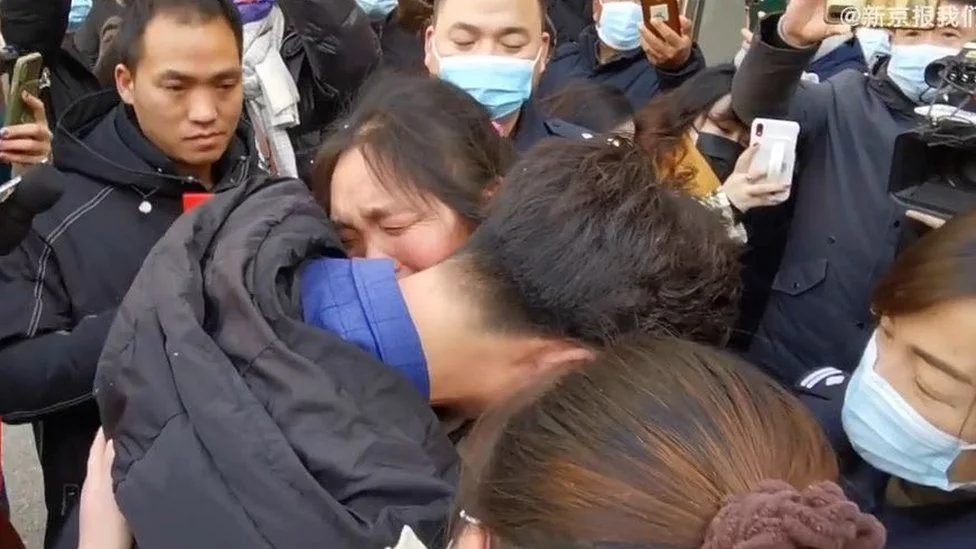 Un hombre logra reunirse con su madre más 30 años después de ser secuestrado gracias a un mapa dibujado de memoria