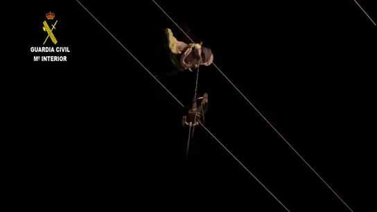 El momento en el que rescatan a un hombre tras quedar atrapado con su parapente en un cable de alta tensión El momento en el que rescatan a un hombre tras quedar atrapado con su parapente en un cable de alta tensión