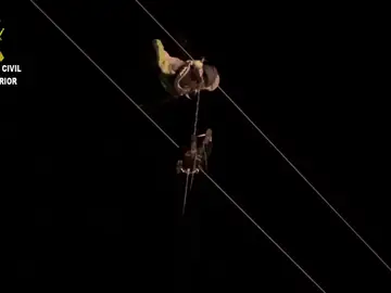 El momento en el que rescatan a un hombre tras quedar atrapado con su parapente en un cable de alta tensión
