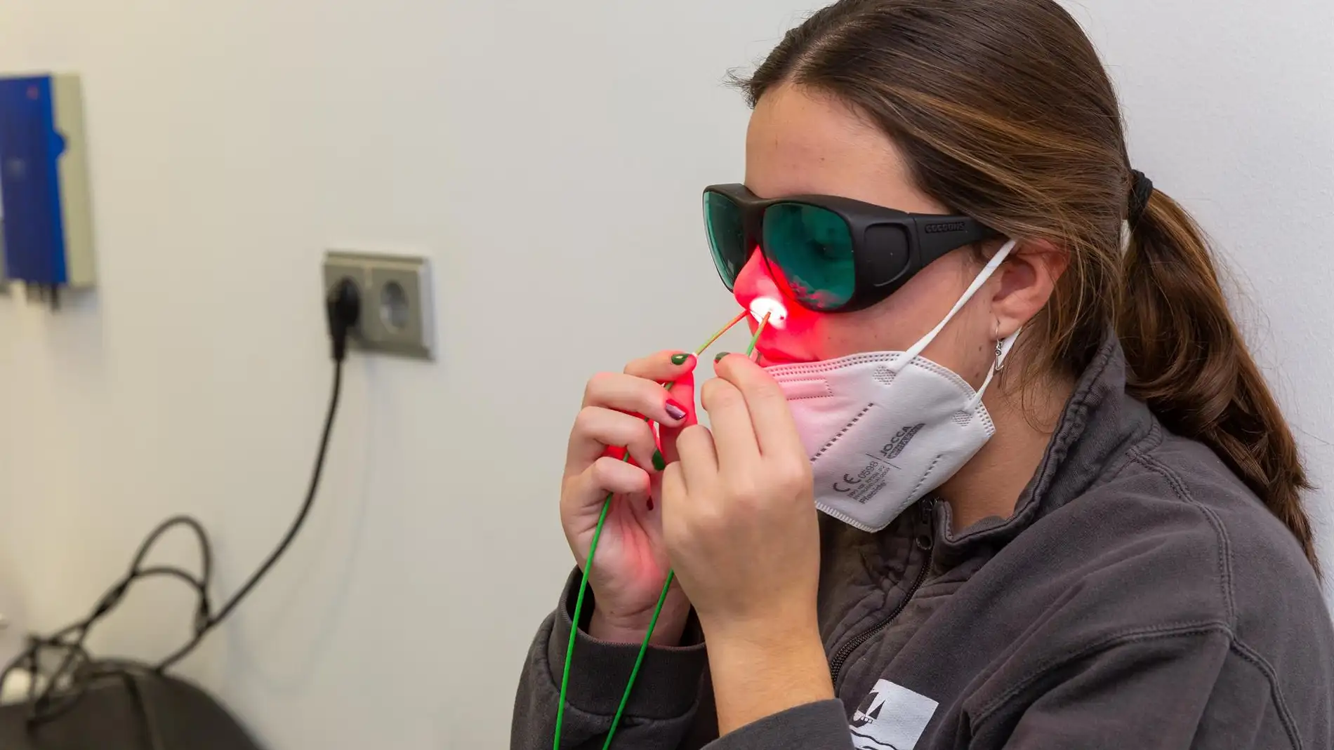 Imagen de una paciente sometida al tratamiento de fotodesinfección