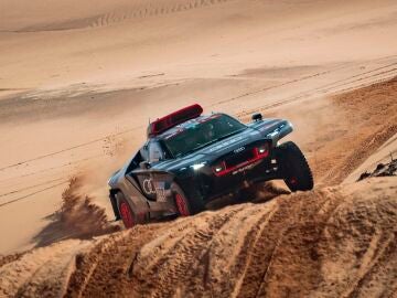 Carlos Sainz y Lucas Cruz hacen historia en el Rally Dakar