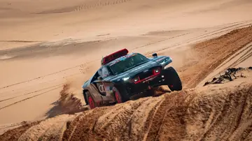 Carlos Sainz y Lucas Cruz hacen historia en el Rally Dakar