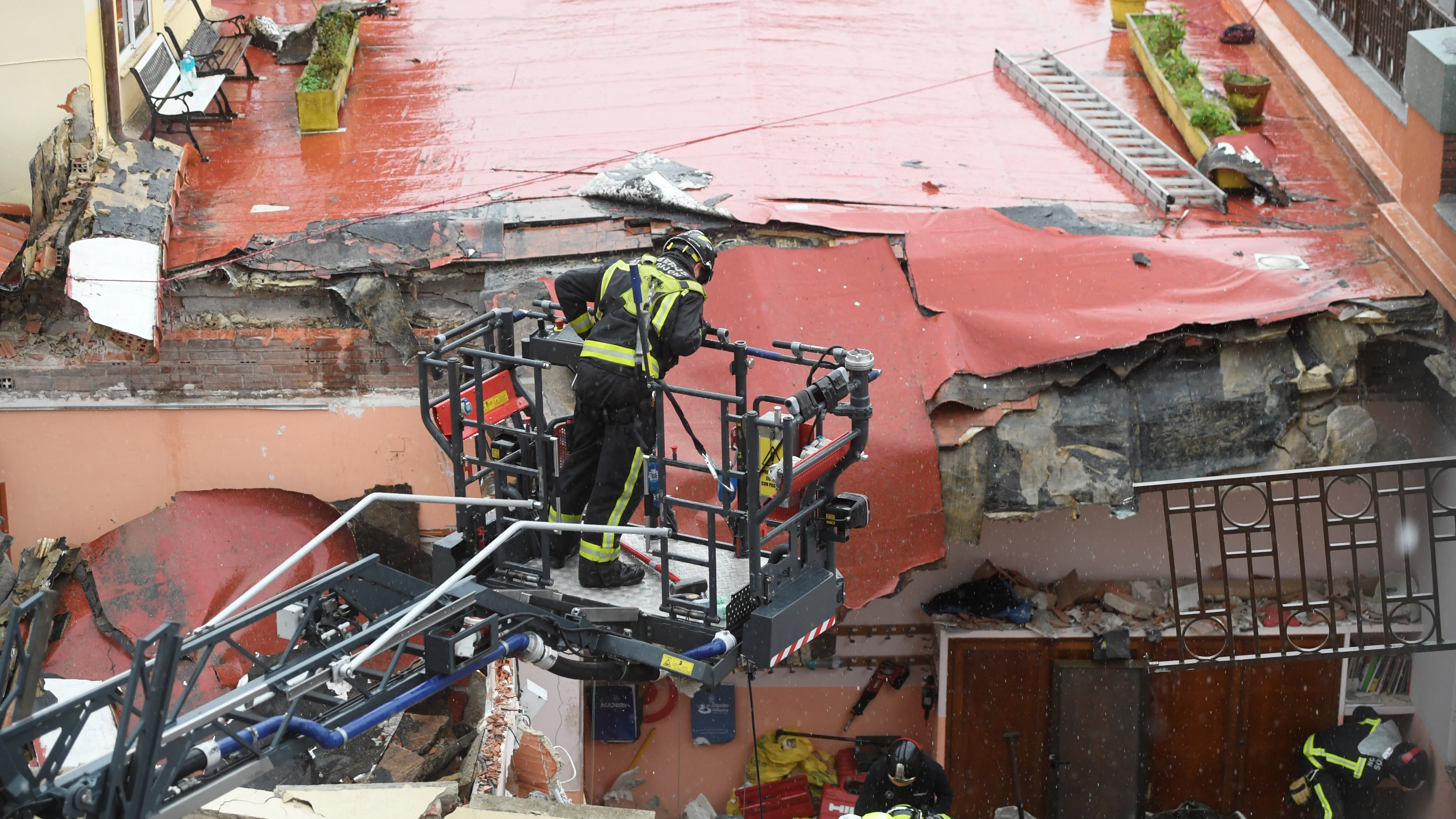 Un bombero accede a la azotea del colegio San Vicente Paúl en Gijón este miércoles