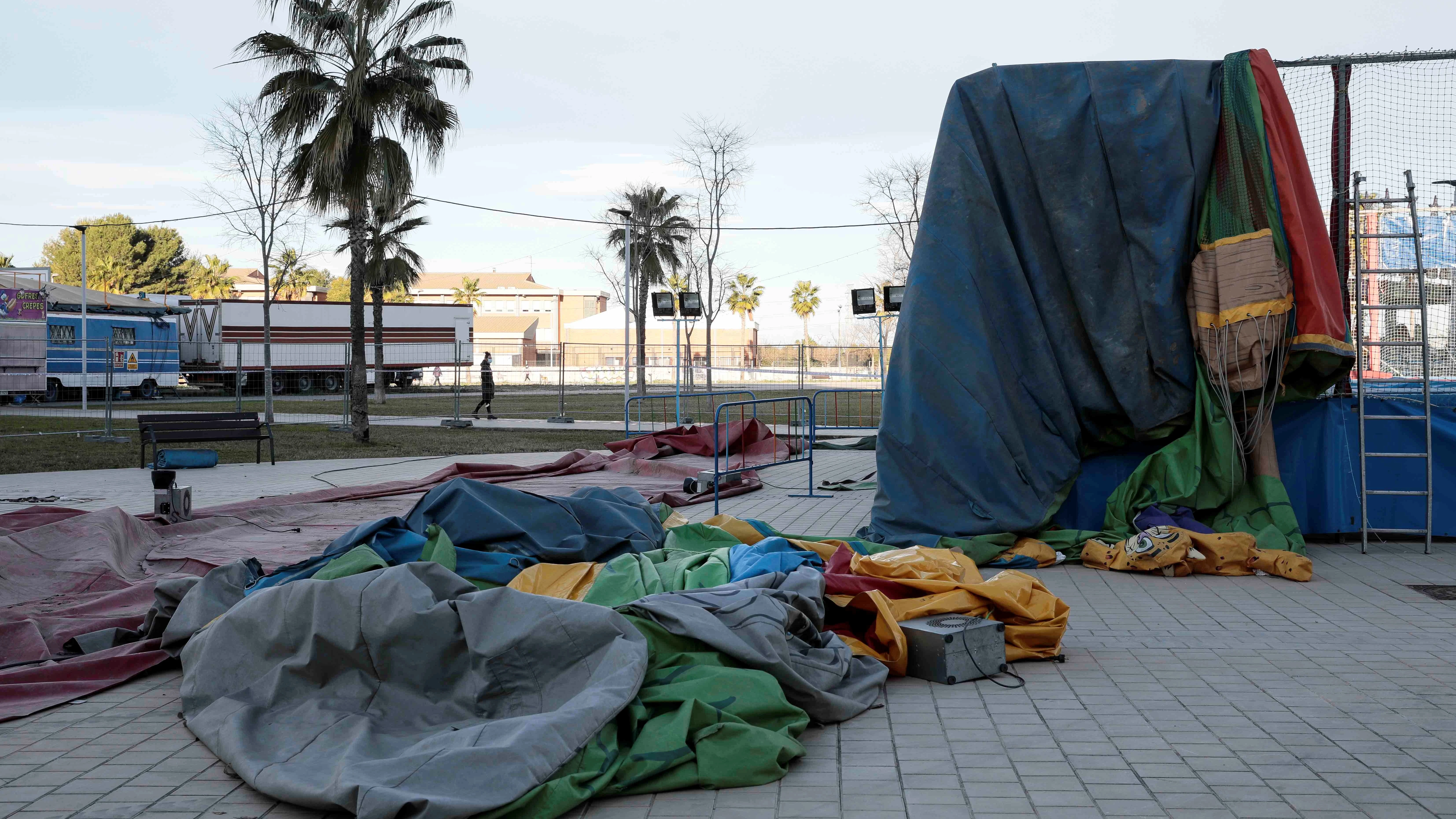 Estado que presentaba el castillo hinchable que fue levantado varios metros del suelo por una ráfaga de viento en Mislata