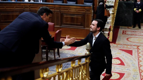 Alberto Garzón saludando a Pedro Sánchez en la sesión de investidura de enero de 2020 Alberto Garzón saludando a Pedro Sánchez en la sesión de investidura de enero de 2020