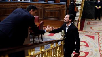 Alberto Garzón saludando a Pedro Sánchez en la sesión de investidura de enero de 2020