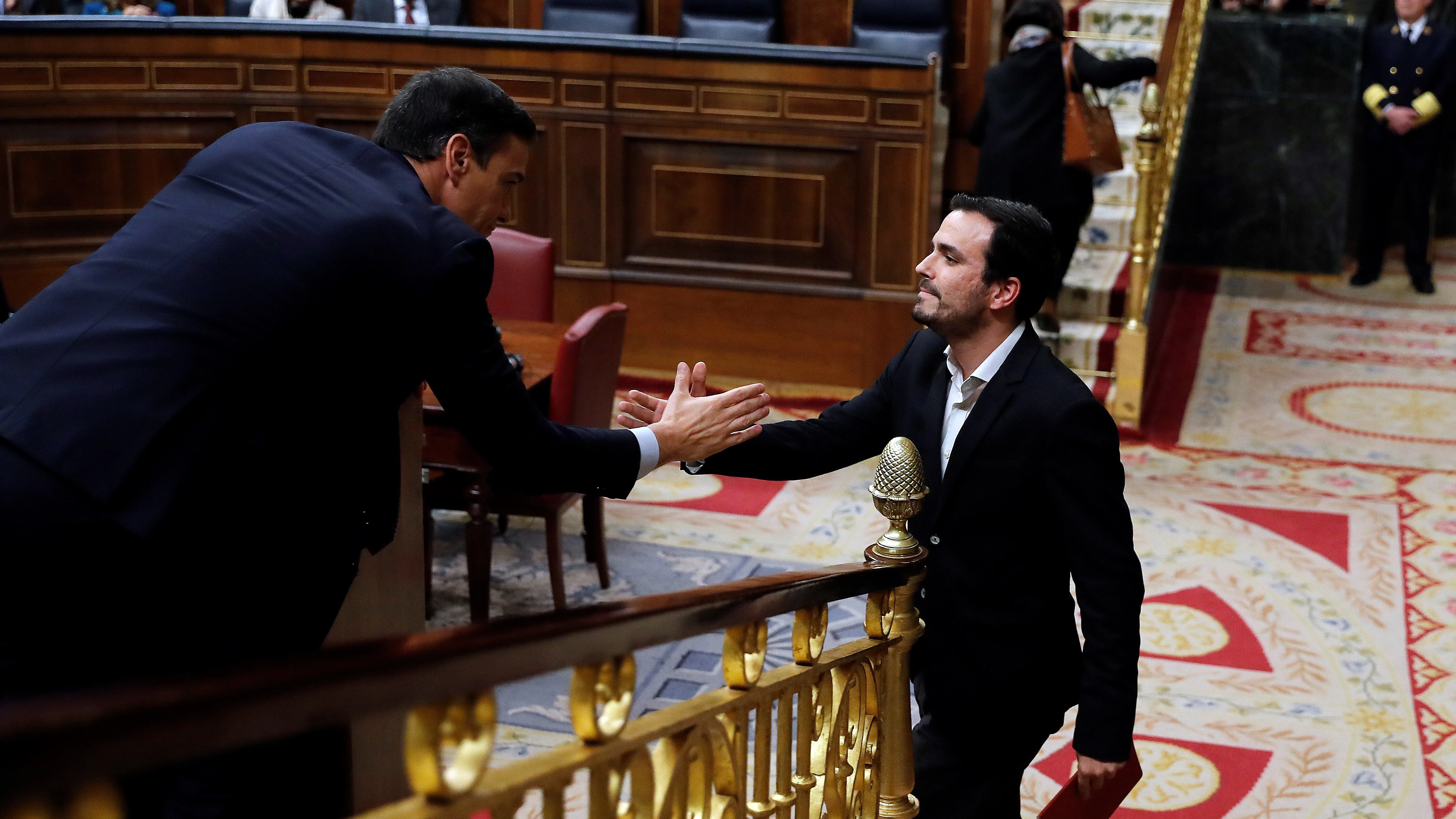 Alberto Garzón saludando a Pedro Sánchez en la sesión de investidura de enero de 2020