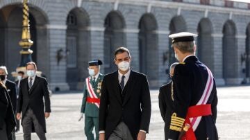 Pedro Sánchez saluda al Rey Felipe VI en la Pascua Militar de 2021 