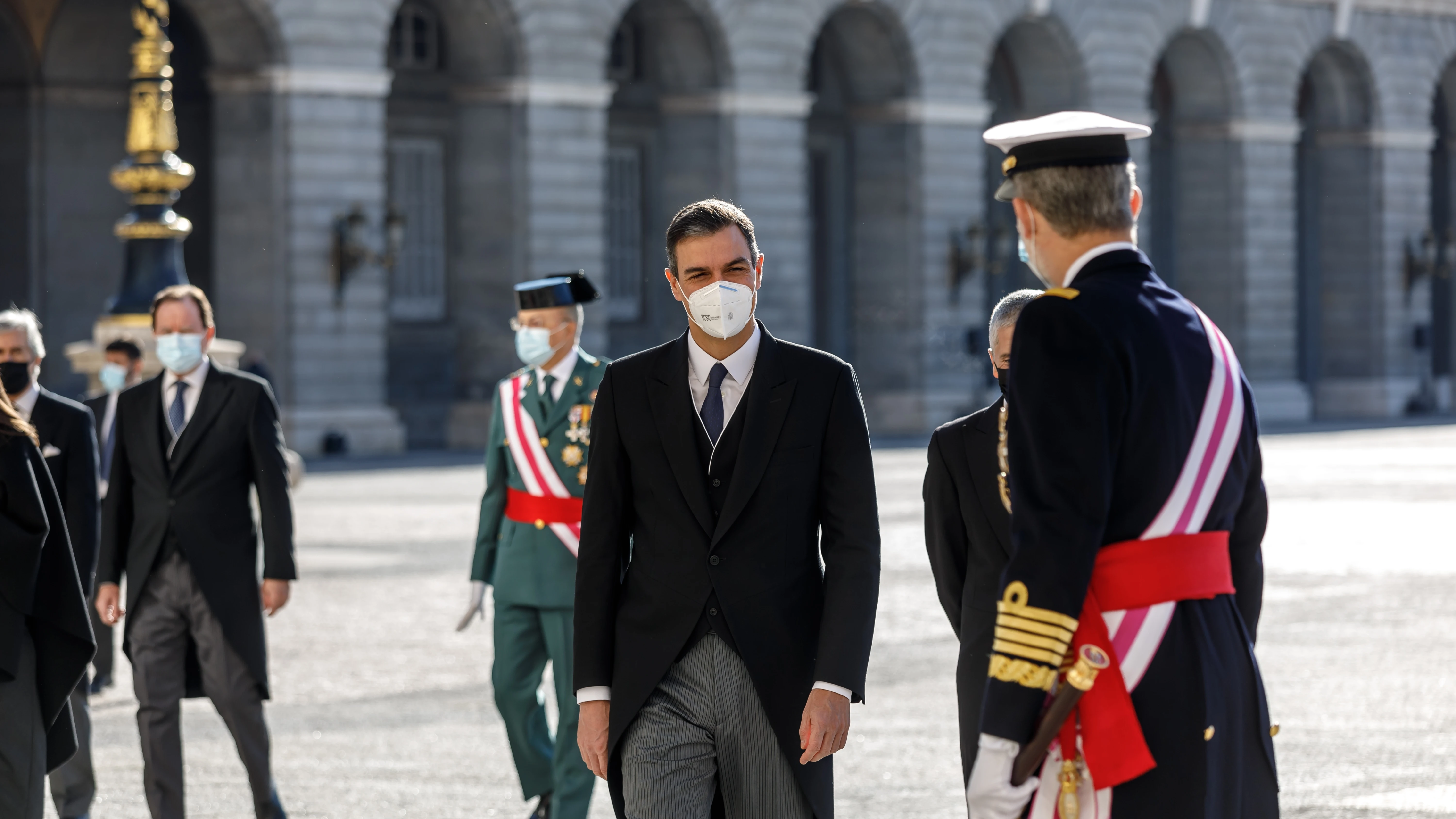 Pedro Sánchez saluda al Rey Felipe VI en la Pascua Militar de 2021 