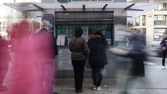 Varias personas en las inmediaciones de una administración de loterías Varias personas en las inmediaciones de una administración de loterías