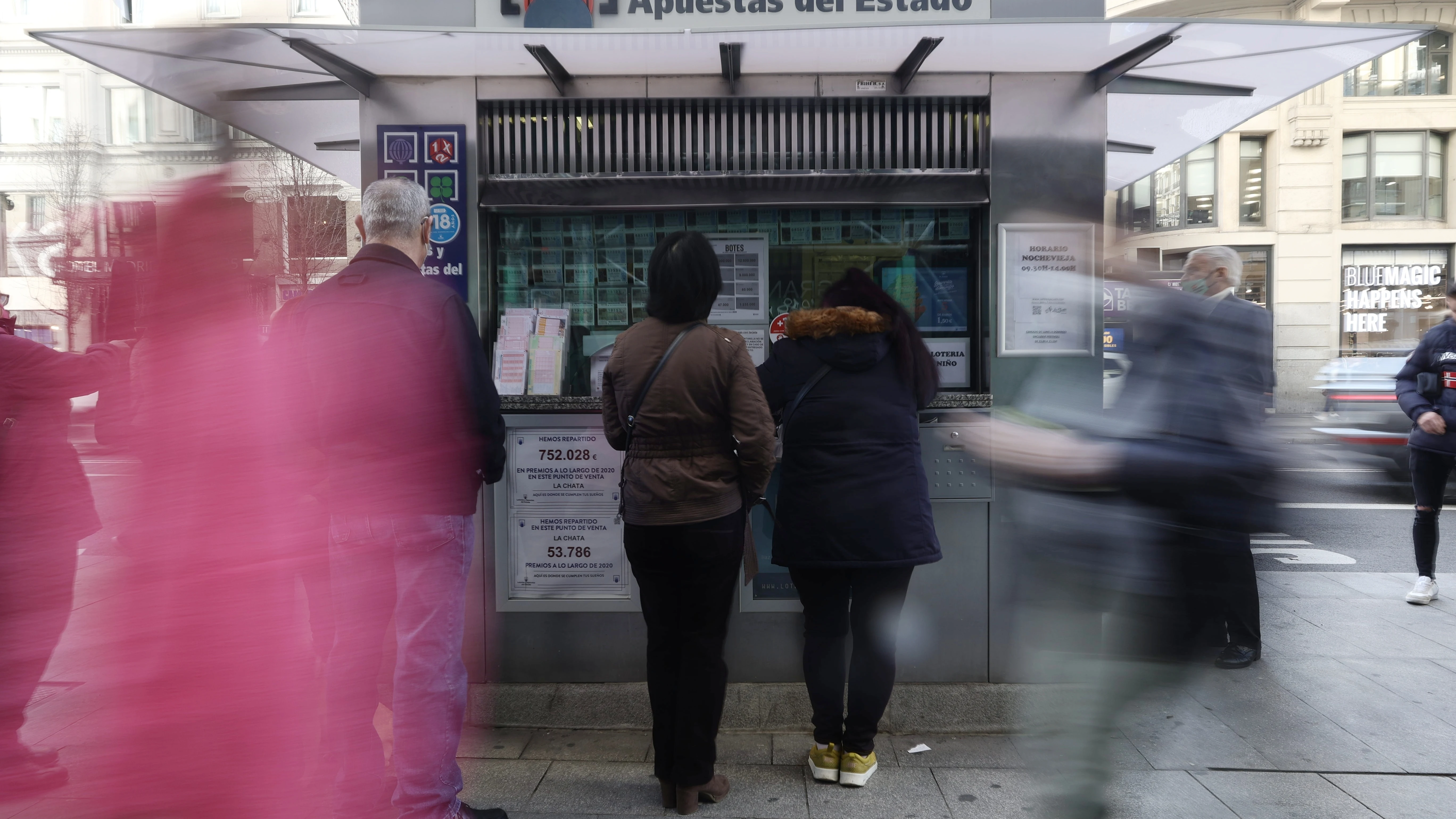 Varias personas en las inmediaciones de una administración de loterías