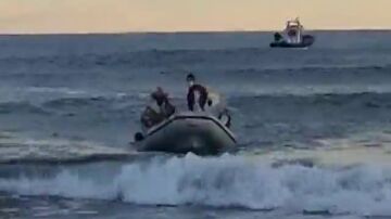 Los Reyes Magos sufren un incidente al llegar a Oropesa del Mar: una ola vuelca su lancha y acaban en el agua