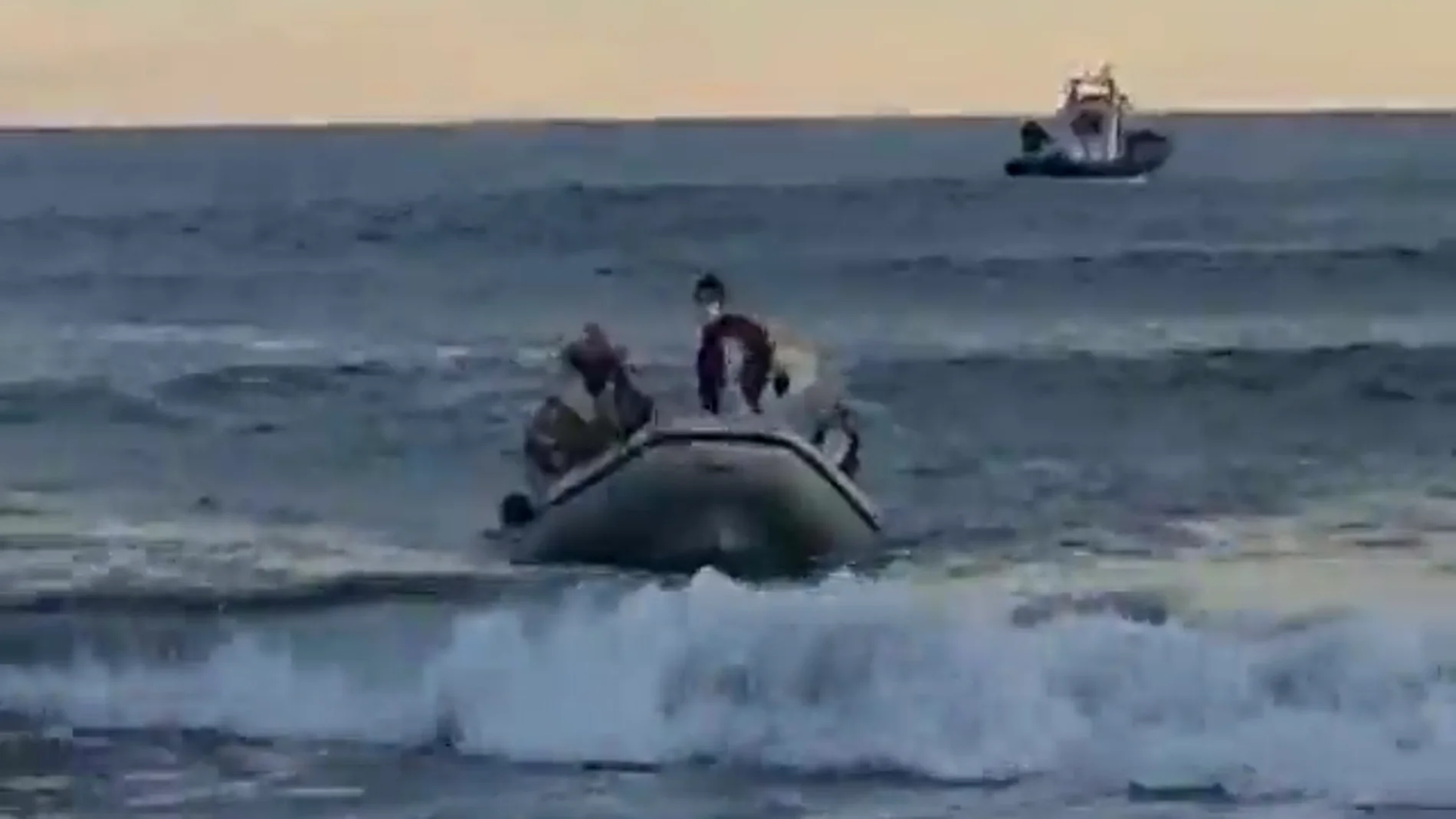 Los Reyes Magos sufren un incidente al llegar a Oropesa del Mar: una ola vuelca su lancha y acaban en el agua