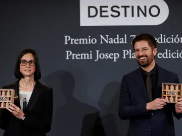 Martín Rodrigo, ganadora de la 78 edición del Premio Nadal; Toni Cruanyes, ganador de la 54 edición del Premio Josep Pla