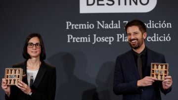 Martín Rodrigo, ganadora de la 78 edición del Premio Nadal; Toni Cruanyes, ganador de la 54 edición del Premio Josep Pla