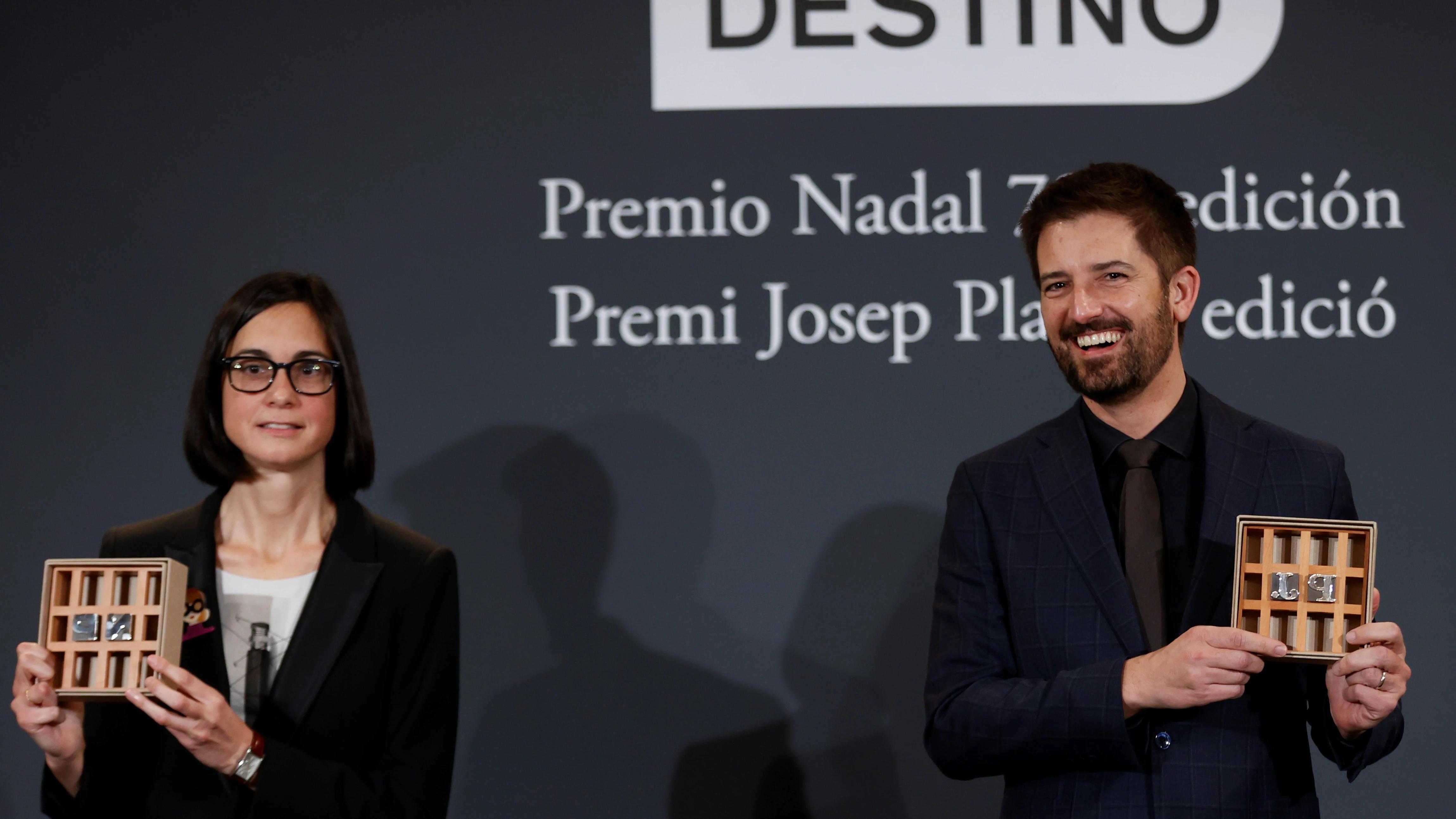 Martín Rodrigo, ganadora de la 78 edición del Premio Nadal; Toni Cruanyes, ganador de la 54 edición del Premio Josep Pla