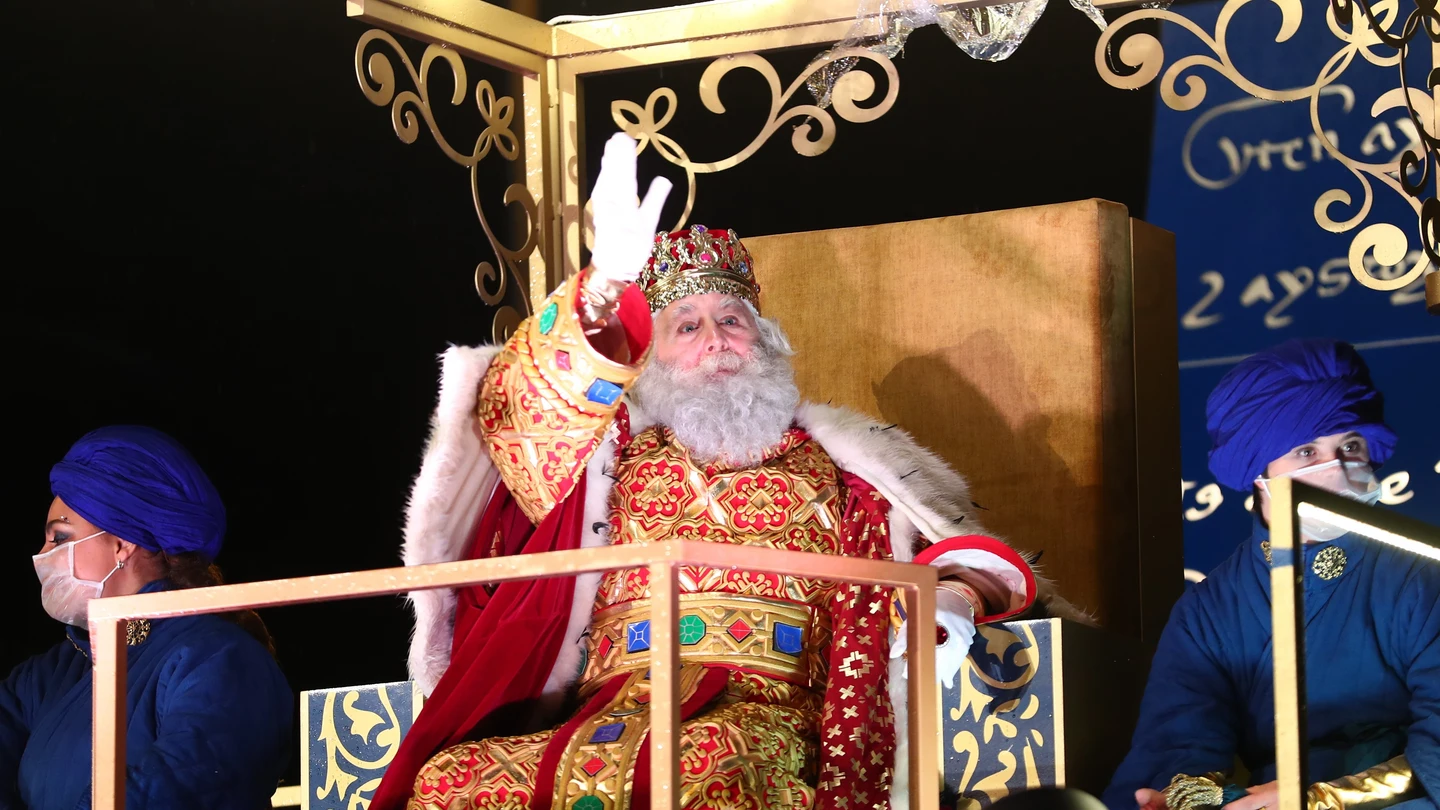 El Rey Melchor saluda durante la Cabalgata de Reyes en Madrid El Rey Melchor saluda durante la Cabalgata de Reyes en Madrid