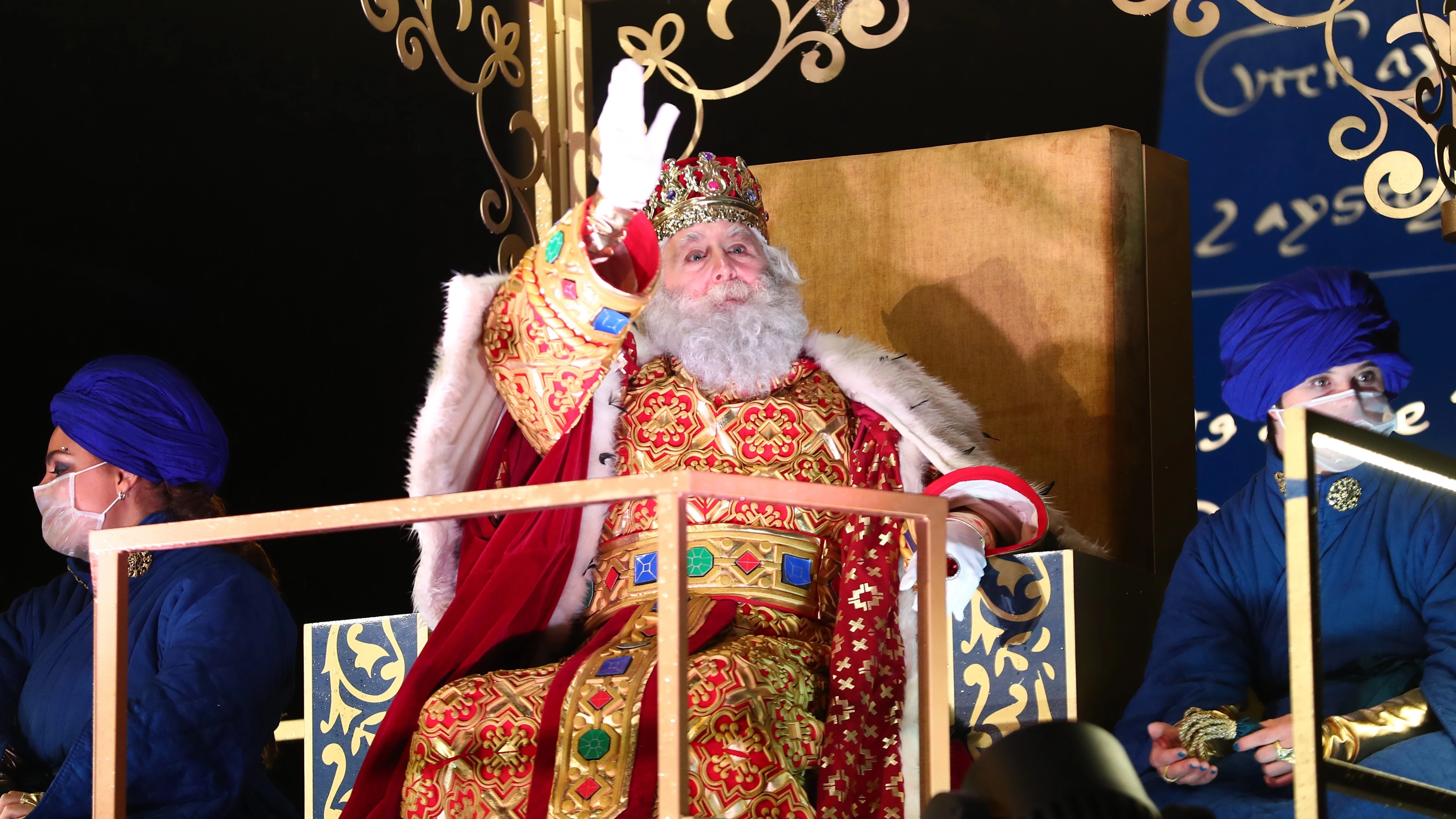 El Rey Melchor saluda durante la Cabalgata de Reyes en Madrid