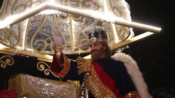 El rey Gaspar durante la cabalgata de Madrid