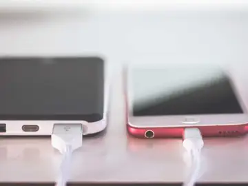 Carga tus dispositivos con tu teléfono móvil Carga tus dispositivos con tu teléfono móvil