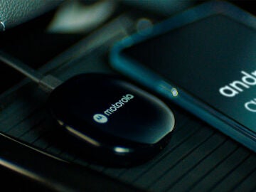 Motorola presenta un dispositivo para tener Android Auto sin cables en el coche 