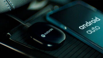 Motorola presenta un dispositivo para tener Android Auto sin cables en el coche 