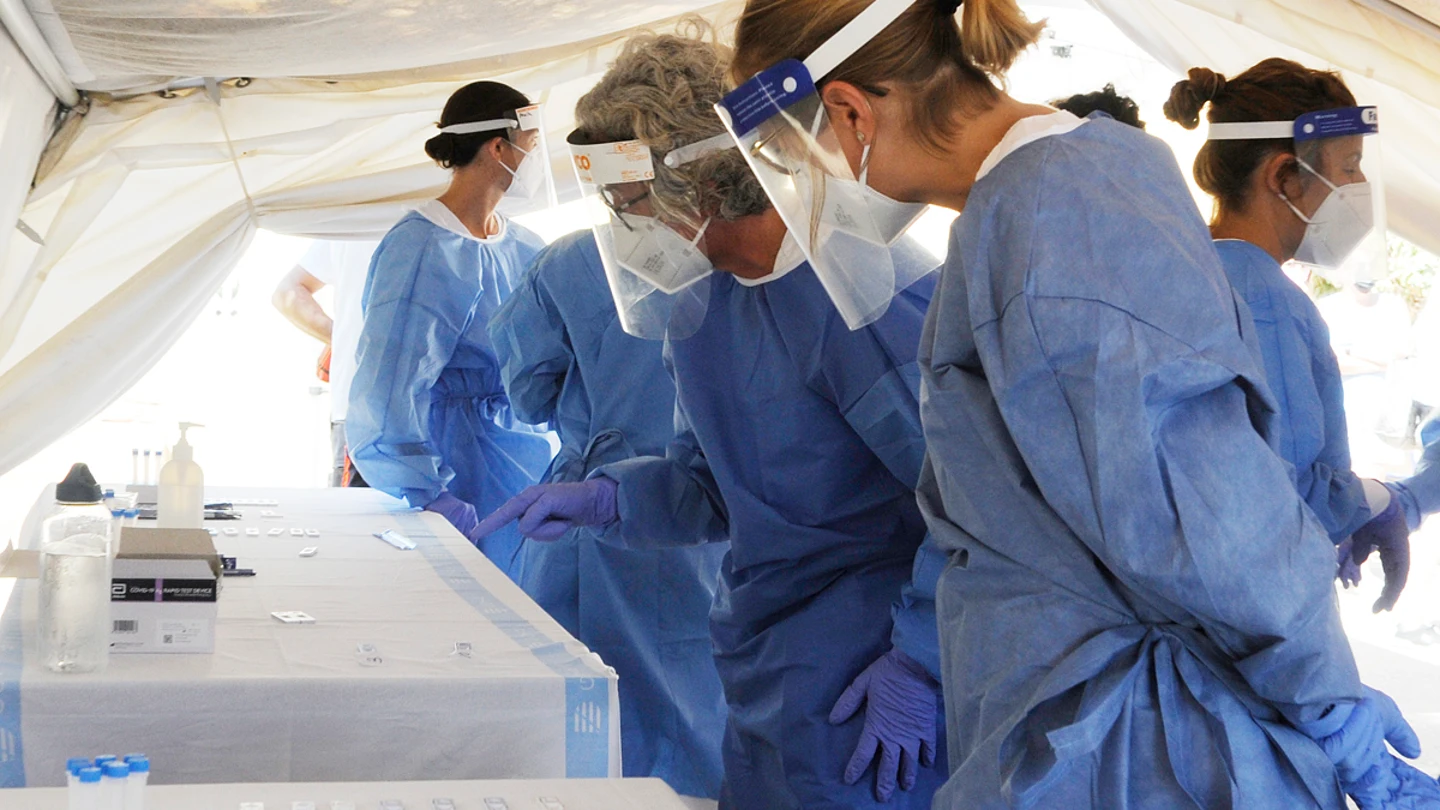 Personal sanitario analizando pruebas PCR. Personal sanitario analizando pruebas PCR.