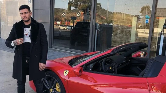 El cantante Omar Montes junto a un Ferrari. El cantante Omar Montes junto a un Ferrari.