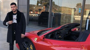 El cantante Omar Montes junto a un Ferrari.