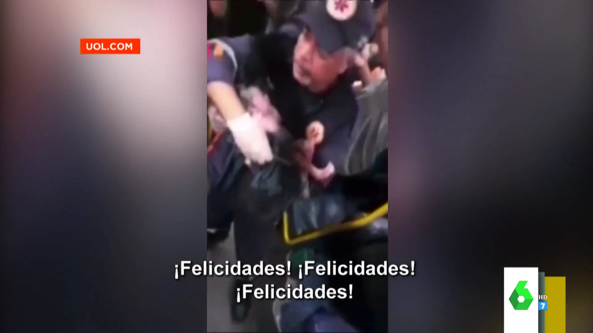 El emocionante momento en el que una mujer da a luz en pleno autobús: "Disculpadme"