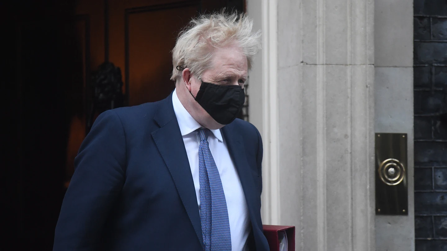 El primer ministro británico, Boris Johnson, a la salida de su residencia oficial en el número 10 de Downing Street. El primer ministro británico, Boris Johnson, a la salida de su residencia oficial en el número 10 de Downing Street.