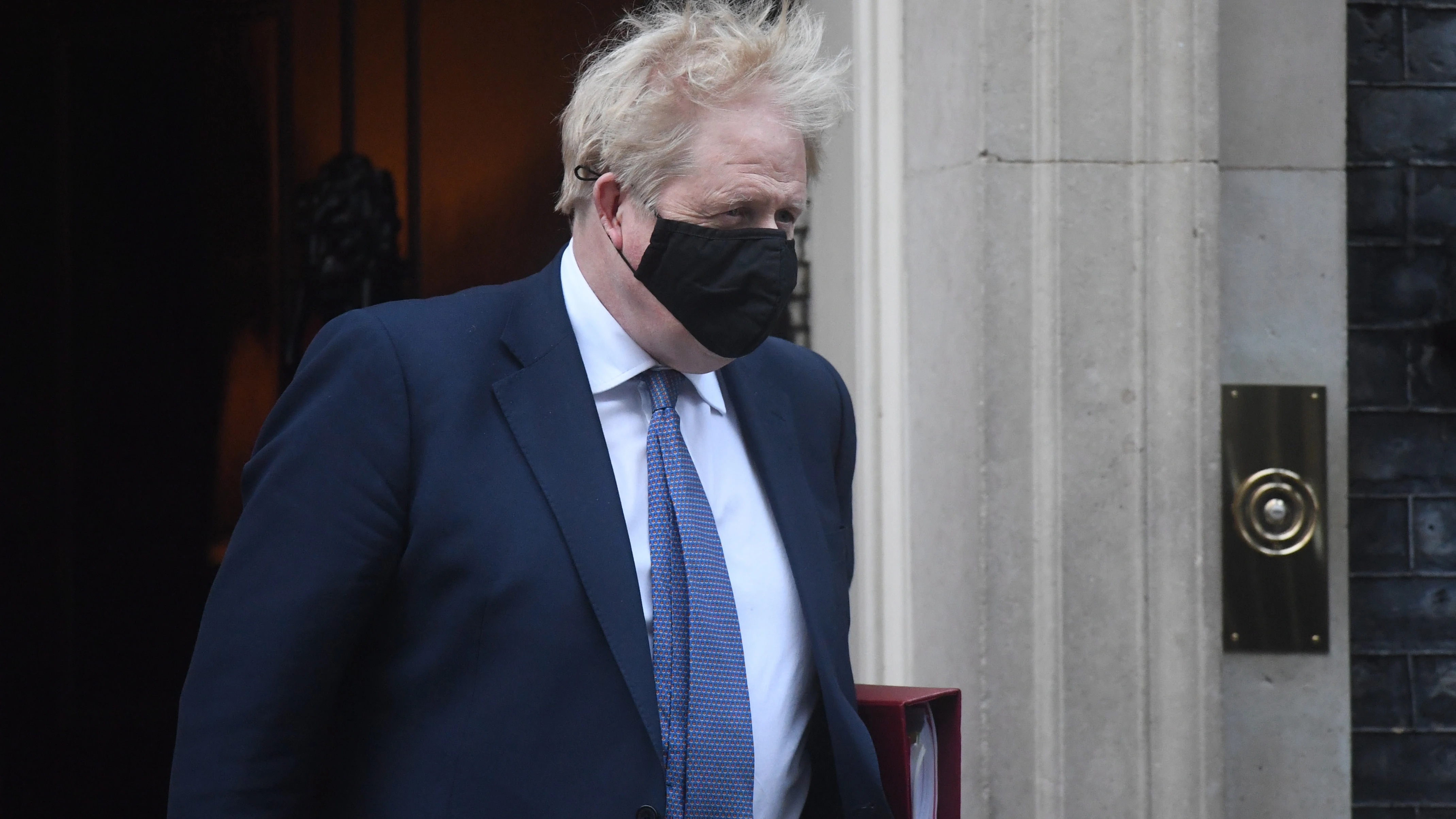 El primer ministro británico, Boris Johnson, a la salida de su residencia oficial en el número 10 de Downing Street.