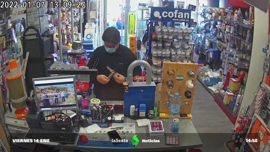 El 'estafador de comercios' reaparece y se va con 100 euros para cambio de una ferretería de Móstoles El 'estafador de comercios' reaparece y se va con 100 euros para cambio de una ferretería de Móstoles