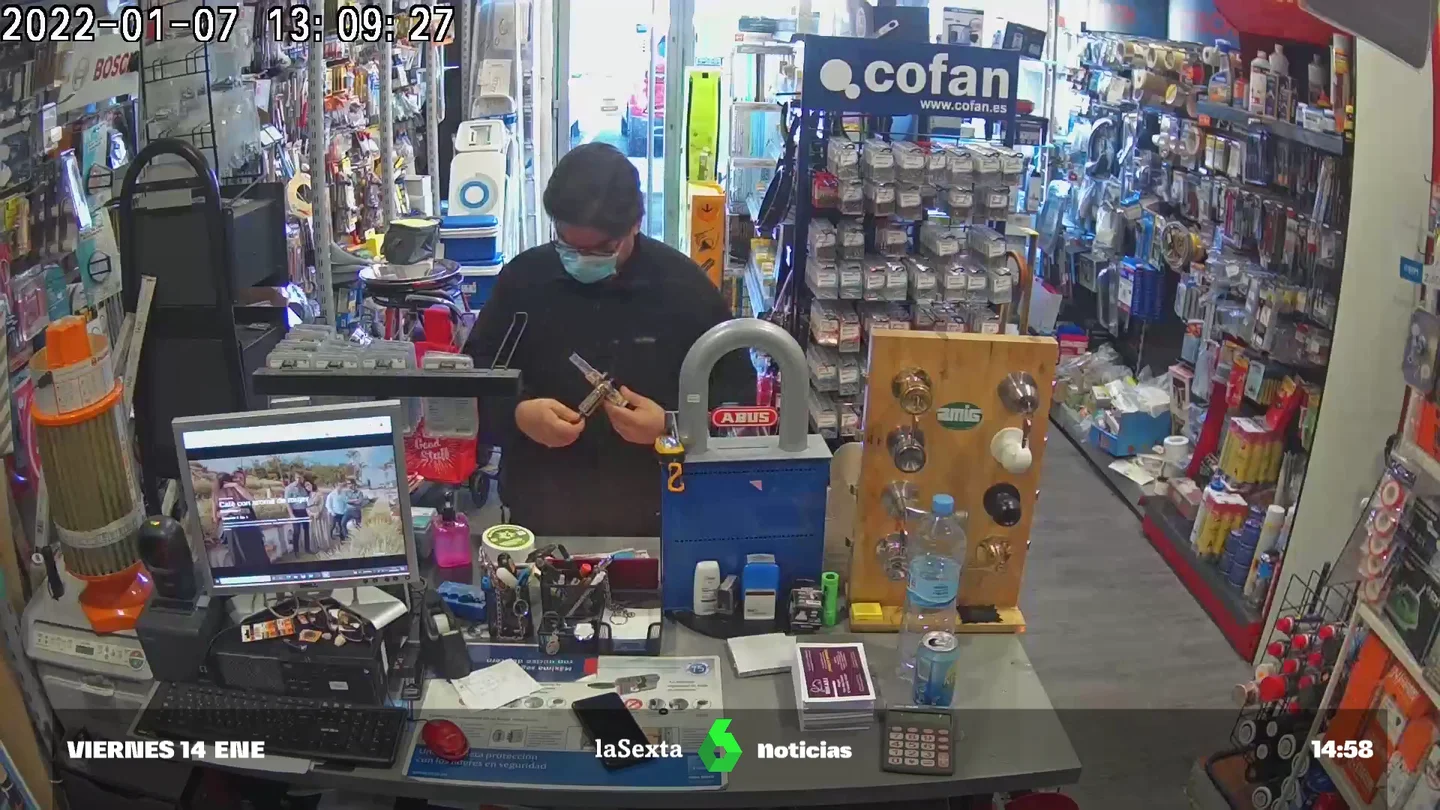 El 'estafador de comercios' reaparece y se va con 100 euros para cambio de una ferretería de Móstoles El 'estafador de comercios' reaparece y se va con 100 euros para cambio de una ferretería de Móstoles