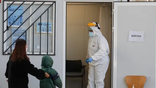 Varios padres con sus hijos esperan para realizarse TAR y PCR en el Centro de Atención Primaria de Villa Olímpica Varios padres con sus hijos esperan para realizarse TAR y PCR en el Centro de Atención Primaria de Villa Olímpica