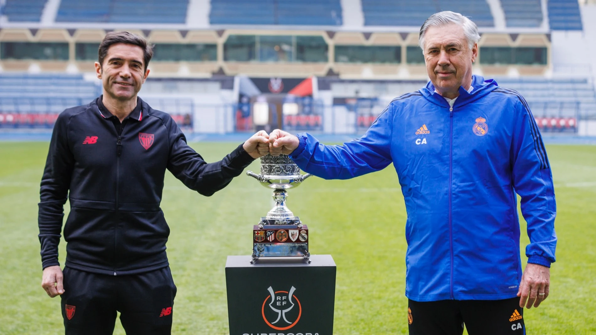 Marcelino y Ancelotti, con la Supercopa de España