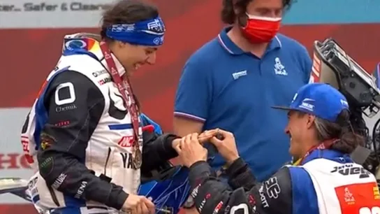 Pedida de mano al final del Dakar Pedida de mano al final del Dakar