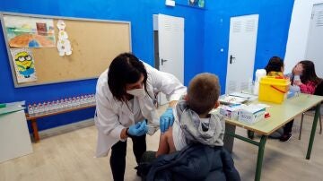 Un niño recibe la vacuna contra el coronavirus en el CEIP Blasco de Alagón de Vilafranca