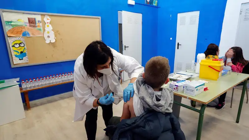 Un niño recibe la vacuna contra el coronavirus en el CEIP Blasco de Alagón de Vilafranca