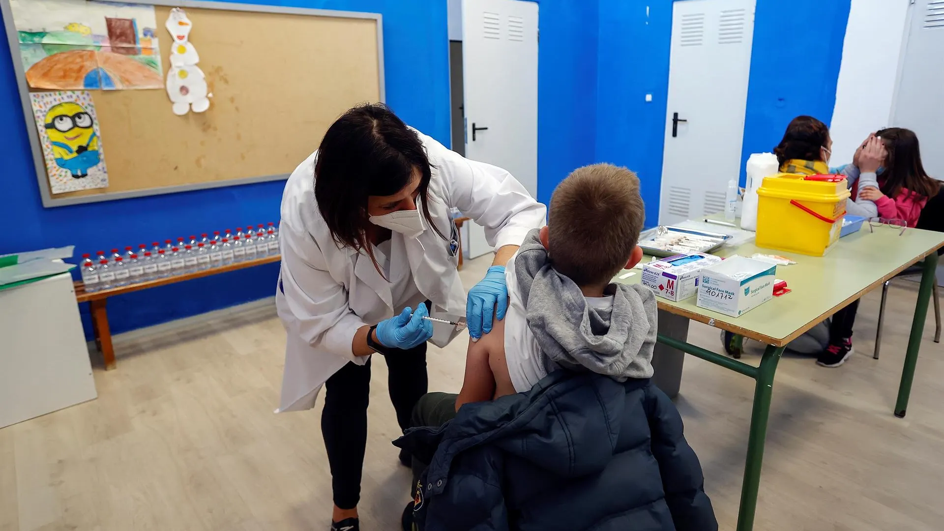 Un niño recibe la vacuna contra el coronavirus en el CEIP Blasco de Alagón de Vilafranca