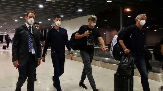 Novak Djokovic, en el aeropuerto de Melbourne Novak Djokovic, en el aeropuerto de Melbourne